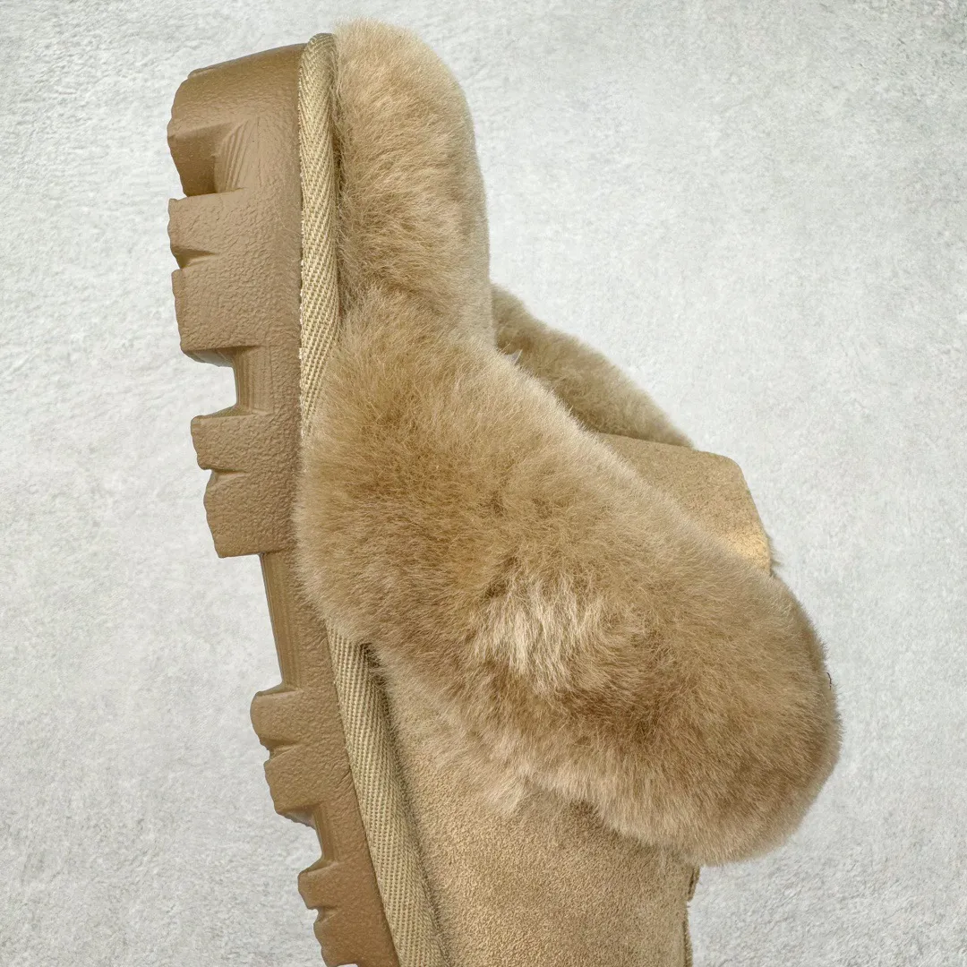 Pick up locally 💰 400 UGG slippers 5125 Star drag autumn and winter sheep fur integrated snow boots. All shoes are made from the same factory as ZP. Longfeng A-grade Australian imported sheep fur integrated brand OEM production line fully follows the ZP process flow. OEM original pattern maker adheres to the principle of no original shoes and no development selection. Pay attention to every detail. The most authentic version on the market TREADLITE "Light Wing" technology outsole Lightweight/durable/flexible/pile size: 35 36 37 38 39 40 Coding: by2936040
